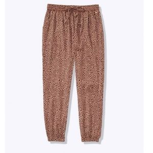 🪲 Victoria’s Secret PINK leopard print joggers